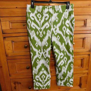 Chico's So Slimming 2.5 Crop Green and White